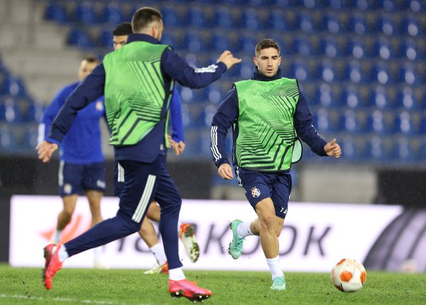 Nogometaši Dinama odradili trening na Cegeka Areni