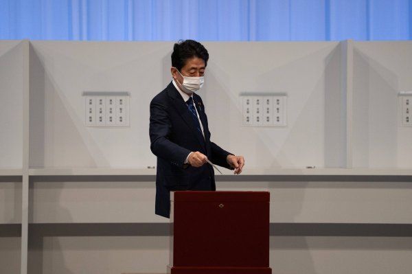 Shinzo Abe glasuje na unutarstranačkim izborima