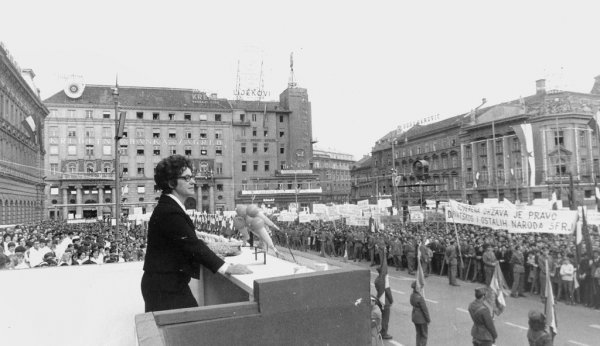 Savka Dabčević Kučar 7. svibnja 1971. na Trgu Republike (danas Trg bana Jelačića) u Zagrebu