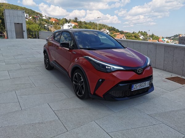 Toyota C-HR GR SPORT s motorom 2.0 Hybrid Dynamic Force ukupne izlazne snage sustava od 184 KS