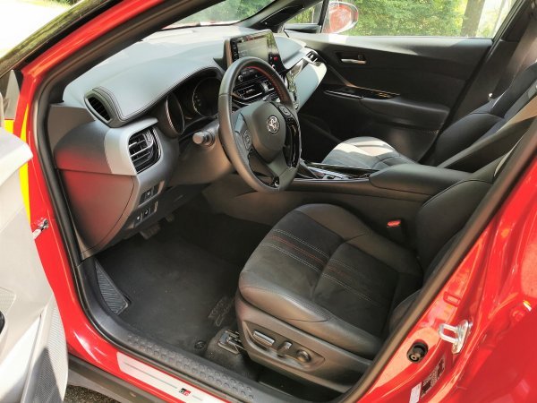 Toyota C-HR GR SPORT s motorom 2.0 Hybrid Dynamic Force ukupne izlazne snage sustava od 184 KS