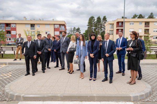 Plenković i suradnici na otvorenju zgrade Razvojnog Centra Ličko-senjske županije