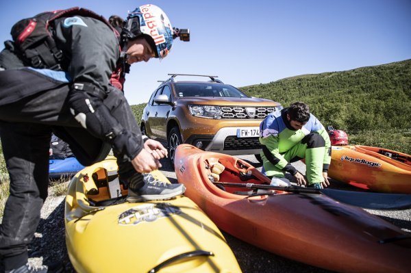 Dacia Duster važan je dio uspješne ekspedicije kajakom kroz Laponiju