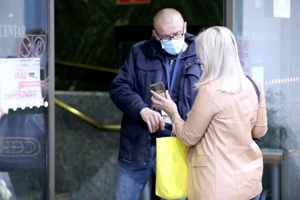 Kontrola covid potvrda na ulazu u KBC Zagreb