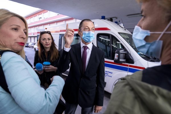 Split: Ispred KBC Split održan prosvjed podrške zdravstvenim radnicima