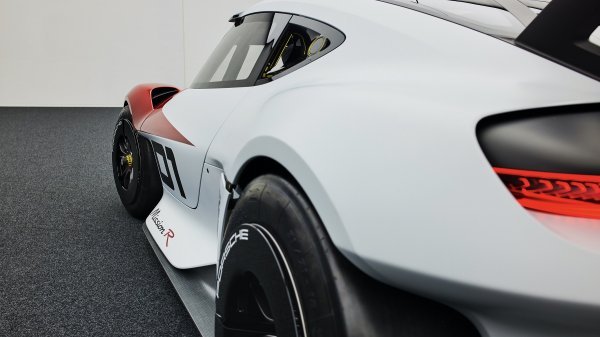 Zavirili smo ispod karoserije konceptnog Porschea Mission R