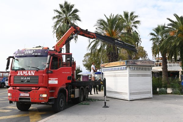 Policija intervenirala pri uklanjanju bespravnog kioska na rivi