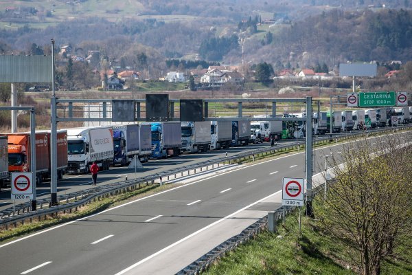 Kolona teretnih vozila na slovensko-hrvatskoj granici u ožujku prošle godine 