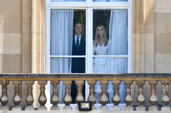 Ivanka Trump i Jared Kushner na prozoru Buckinghamske palače