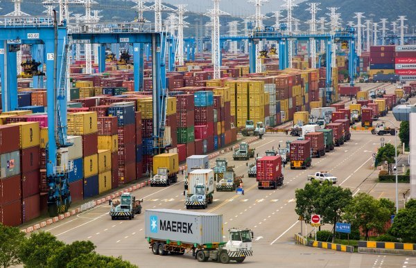 Kontejnerski terminal u blizini kineskoga grada Ningba