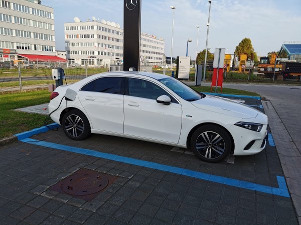 Mercedes-Benz limuzina A 250 e