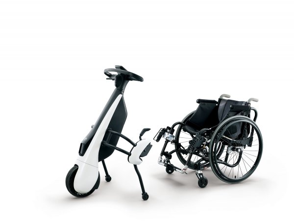 Toyota C+walk T, jednostavno, uspravno baterijsko električno vozilo (BEV) s tri kotača - može poslužiti i kao vučno vozilo invalidskih kolica