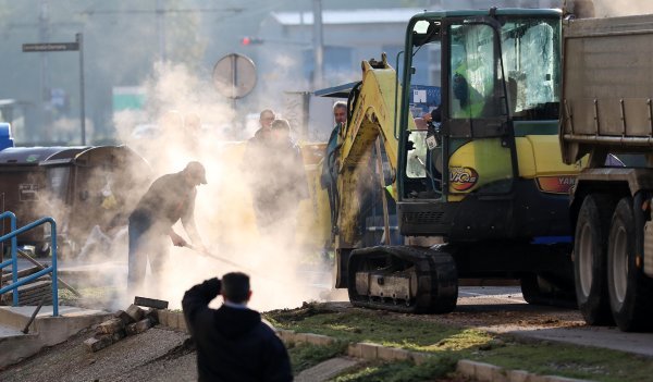 Pukla cijev vrelovoda na Horvaćanskoj cesti