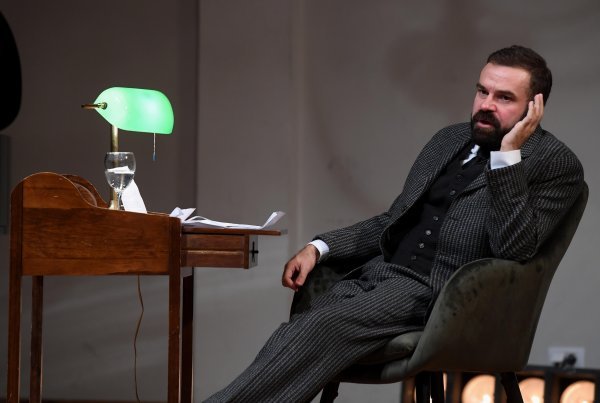 Ozren Grabarić u ulozi Krleže na sceni HGZ-a