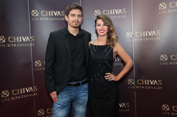 Leona Paraminski, Tin Komljenović