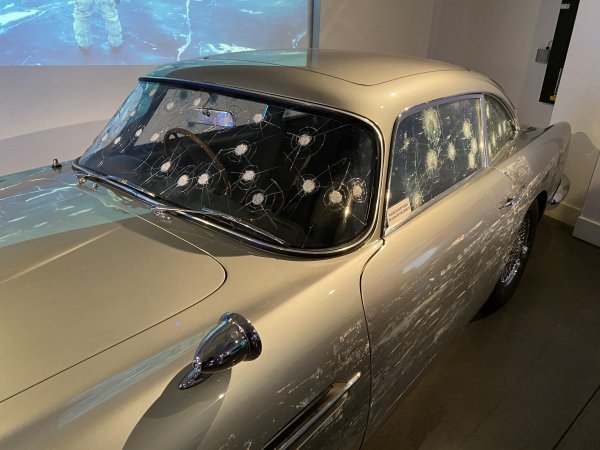 Izrešetani Aston Martin DB5