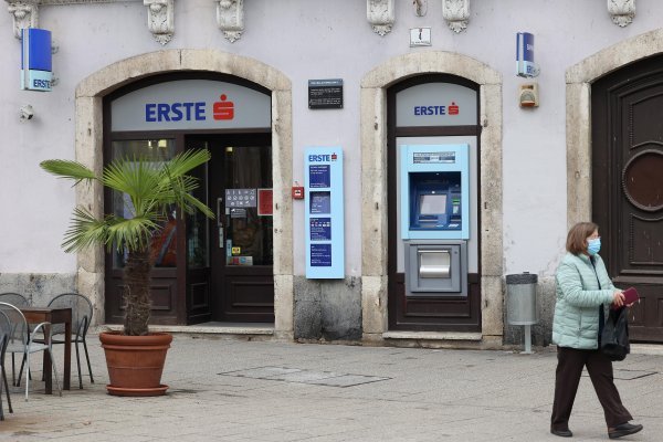Erste banka ne naplaćuje naknadu za korištenje internetskog i mobilnog bankarstva