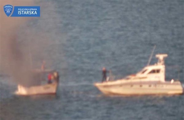 Pomorski policajci spasili posadu s goruće ribarice