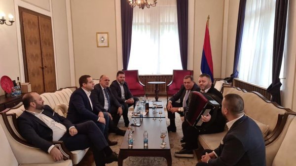Milorad Dodik u ured doveo harmonikaša