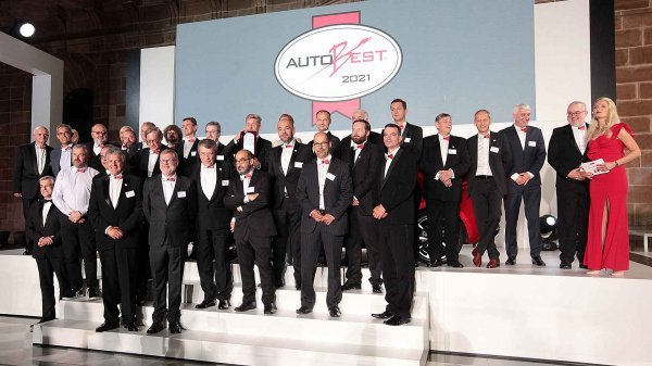 Žiri nagrade AUTOBEST, koji čine automobilski novinari iz 32 europske zemlje (uvaženi kolega Ozren Adamović iz Hrvatske, na slici 6. sdesna u gornjem redu)