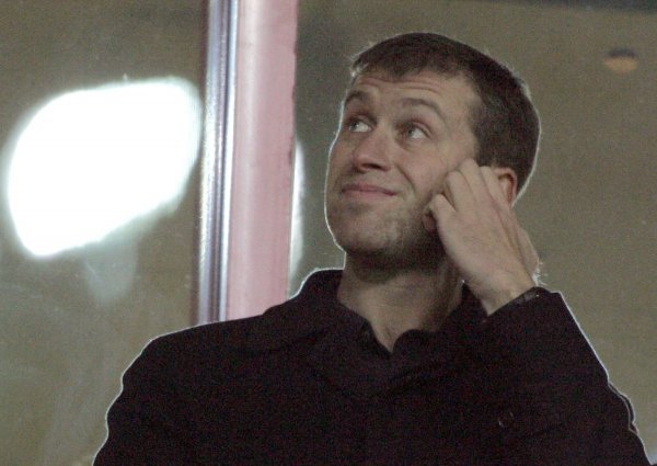 Roman Abramovič prati utakmicu Chelsea-CSKA u Moskvi 2. studenoga 2004.