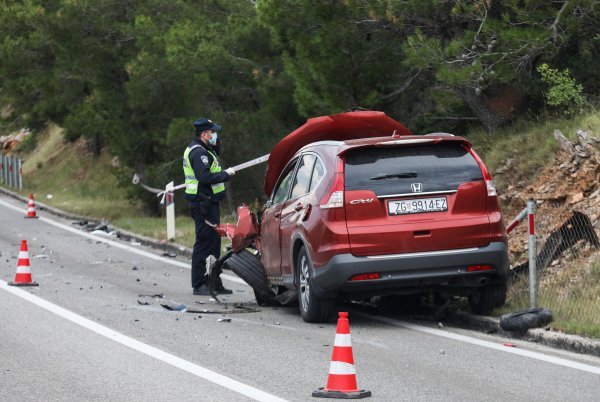 Jedna osoba smrtno je strada u sudaru dvaju automobila i motocikla