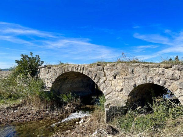 Stari kameni most na putu do Vrane dobro se drži