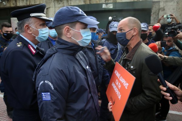 Varufakis na prosvjedima protiv zabrane kretanja u Grčkoj