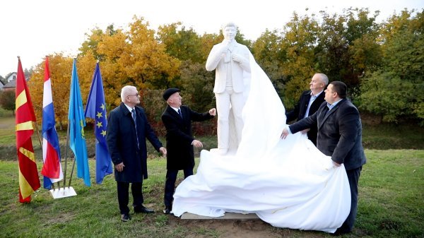 U Novoj Gradiški svečano otkriven spomenik Toši Proeskom