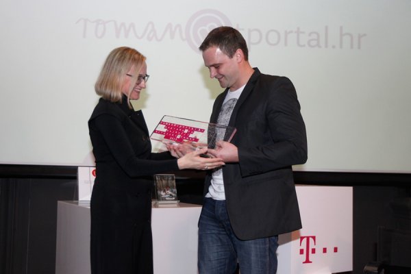 Kristian Novak dobitnik je tportalove književne nagrade roman@tportal.hr koju mu je dodijelila glavna urednica tportala Đurđica Klancir - tportal.hr