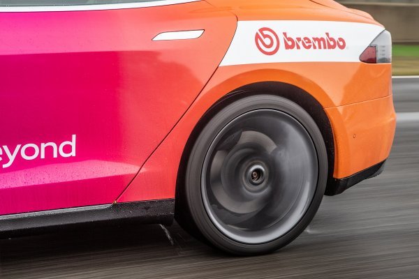 Brembo predstavio SENSIFY™, novi pionirski inteligentni sustav kočenja koji integrira umjetnu inteligenciju