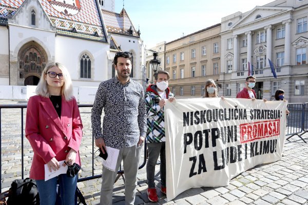 Predsjednik Zelene akcije Luka Tomac (drugi slijeva)