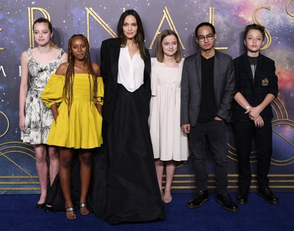 Shiloh Jolie-Pitt, Zahara Jolie-Pitt, Angelina Jolie, Vivienne Jolie-Pitt, Maddox Jolie-Pitt  i Knox Jolie-Pitt (1)