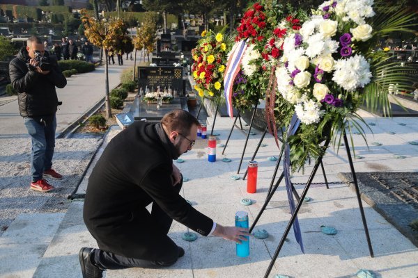 Tomašević položio vijence na Mirogoju