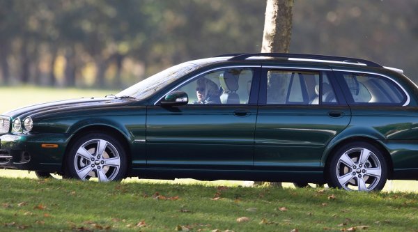 Kraljica Elizabeta u Jaguaru