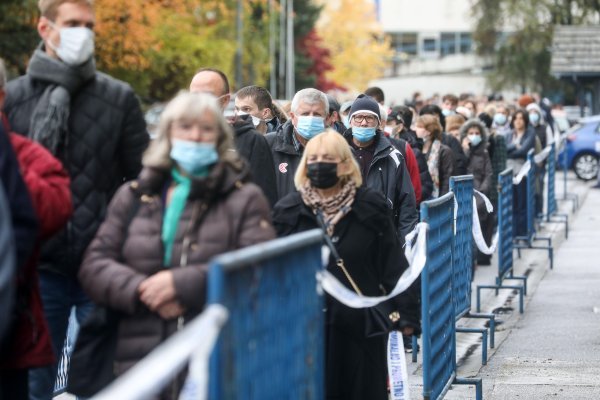 Gužva u novim paviljonima za cijepljenje protiv covida-19 na Zagrebačkom velesajam