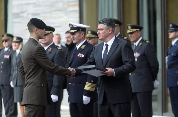 Predsjednik Zoran Milanović uručio činove kadetima