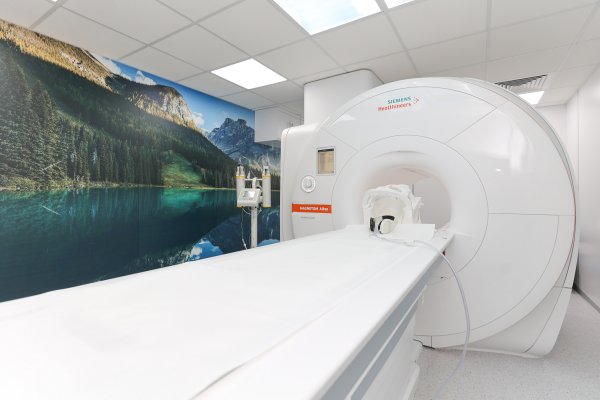 MRI uređaj za magnetsku rezonanciju