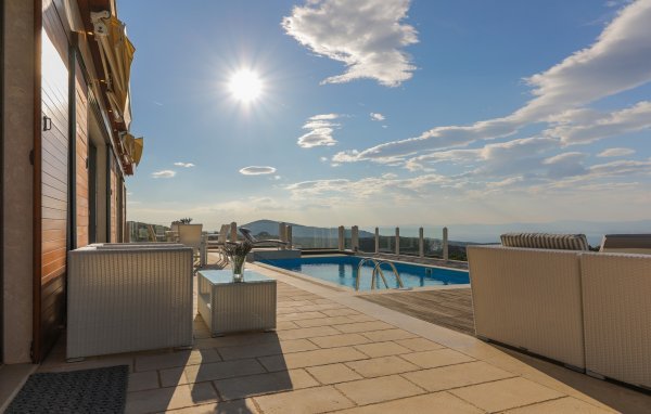 Vila Dol Hills Estate