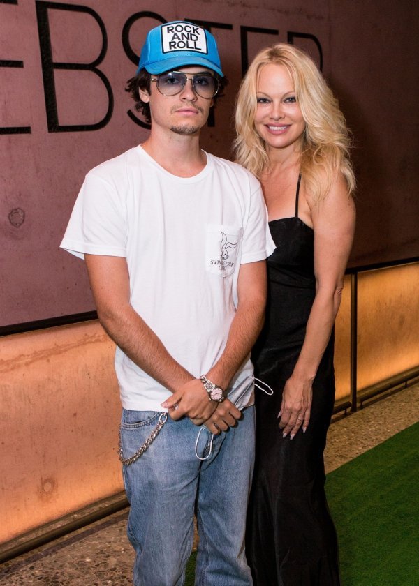Pamela Anderson i Brandon Thomas Lee