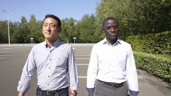 Jong-Hoon, inženjer za razvoj sustava za pomoć u vožnji (lijevo), i Pape, inženjer za razvoj algoritama za pomoć u vožnji, zaduženi za razvoj naprednog sustava pomoći pri parkiranju