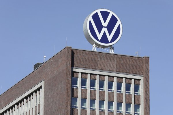 Markenhochaus (Brand Tower) - novi Volkswagen logo na zgradi u Wolfsburgu