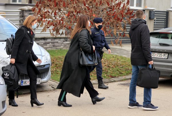 Vinkovci: Uhićena Gabrijela Žalac odlazi iz kuće u pratnji istražitelja