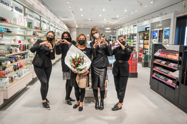 Dijana Bičanić, voditeljica regije; Dina Akšamija, referent u marketingu i Douglas tim na otvorenju novo uređene Douglas parfumerije