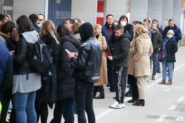 Zaposlenici Zagrebačkog holdinga čekaju u redu za testiranje