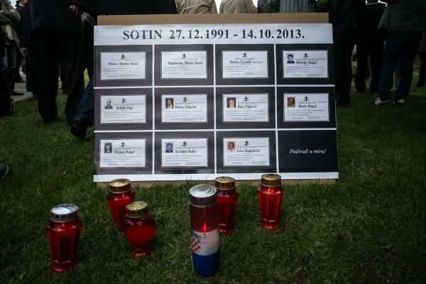 Pogreb 13 osoba iz Sotina