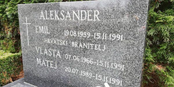 Grob obitelji Aleksander, ustupio Borna Marinić iz knjige 'Mama, ne vidim nebo' Ani Galović