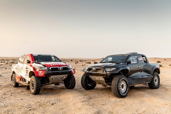 Toyota GR DKR Hilux T1+ (desno) i dosadašnji model Hilux