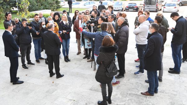 Split: Prosvjednici protiv obaveznih covd potvrda ispred Županije