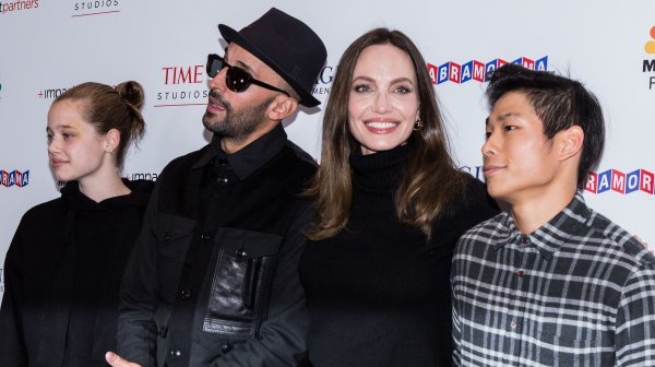 Angelina Jolie sa Shiloh i Paxom i francuskim umjetnikom JR-om